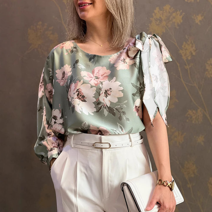 Damebluse med elegante flæseærmer og blomsterdesign Stilla