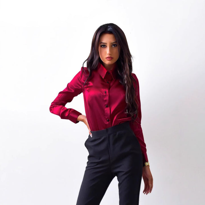 Dame elegant satinbluse med klassisk krave og knapdetaljer Stilla
