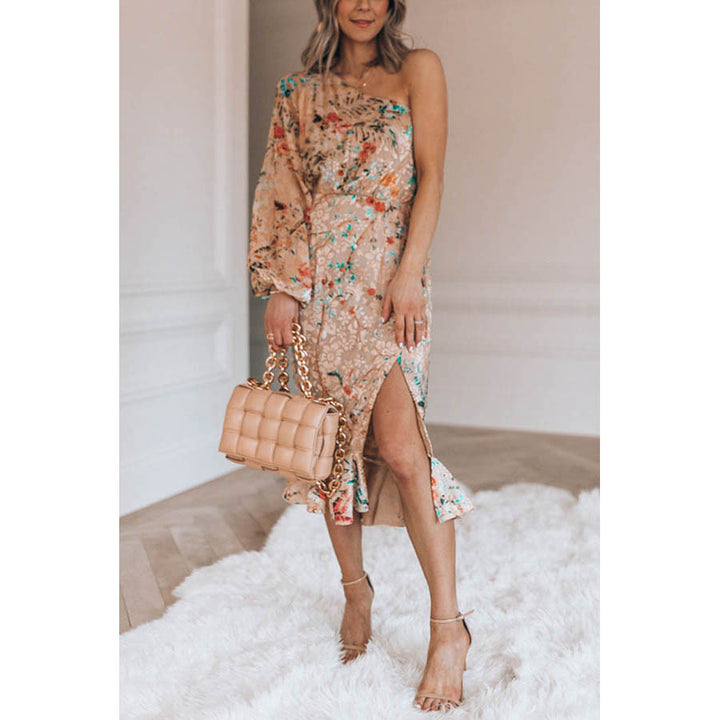 Dame aftenrobe med asymmetrisk design og florale applikationer Stiila