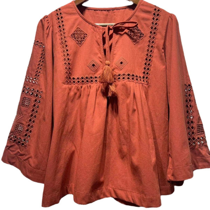 Damebluse med håndlavede broderier og flydende design Stilla