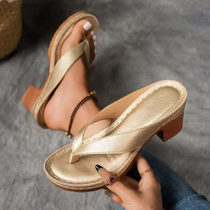 Dame flip-flops med elegant metalrem og komfortabelt fodseng Stilla