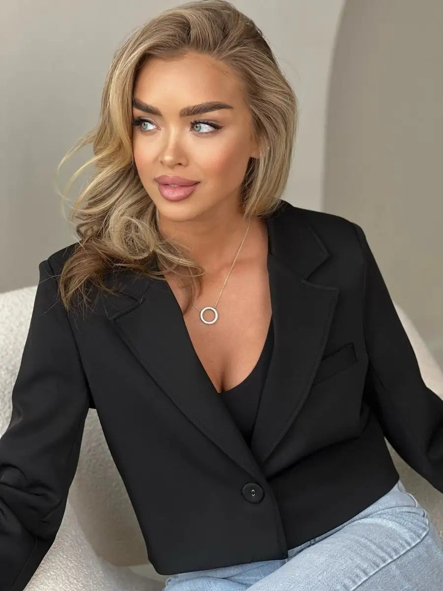 Dame Cropped Blazer med elegant revers og minimalistisk knapliste Stilla