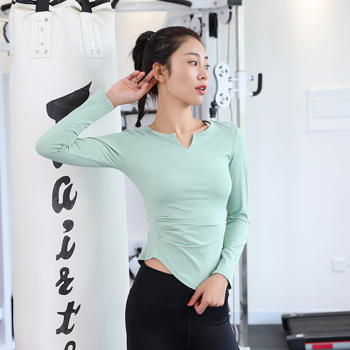 Dame fitnessoverdel med elegant V-udskæring og figursyet snit Stilla