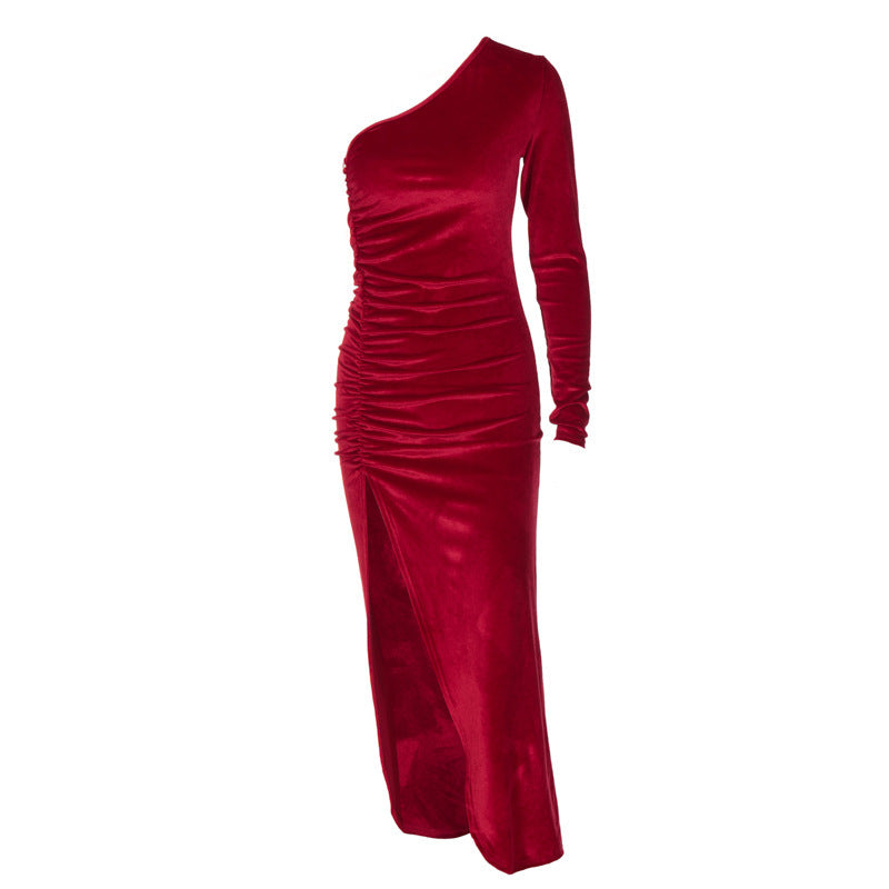 Damer Elegant og figurformet kjole lavet af luksuriøst velour-stof med asymmetrisk snit Stilla