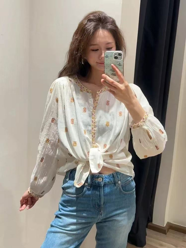 Damebluse med kunstnerisk broderedesign og stilfulde detaljer Stilla