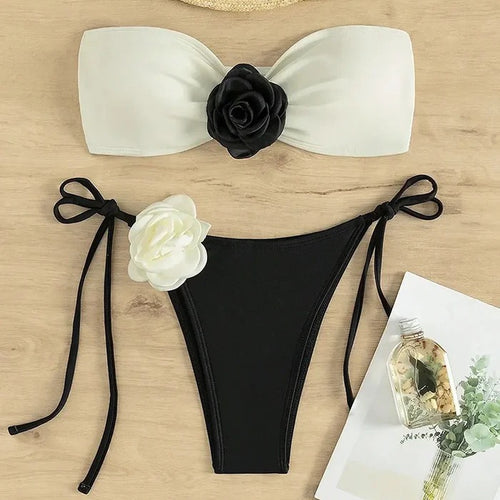 Dame Bandeau-Bikini med blomsterdetaljer og justerbare stropper Stilla