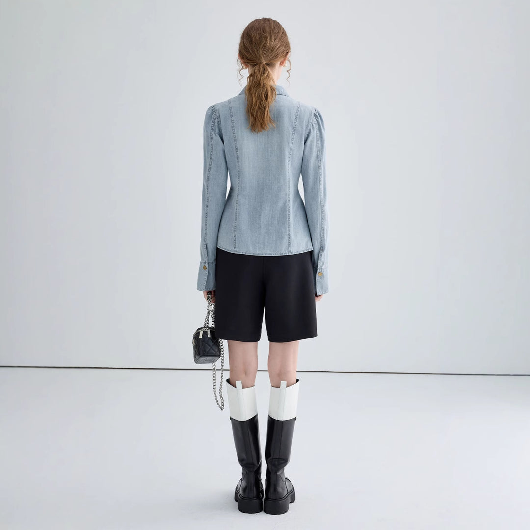 Damer Denim-bluse med moderne snørre-detalje og elegant silhuet Stilla