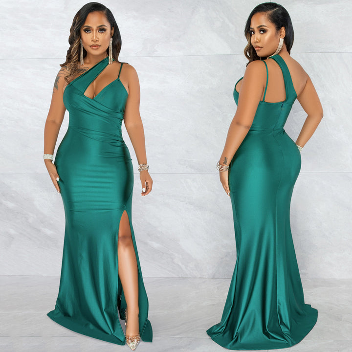 Dame elegant aftenkjole med asymmetrisk snit og glitrende satin Stilla