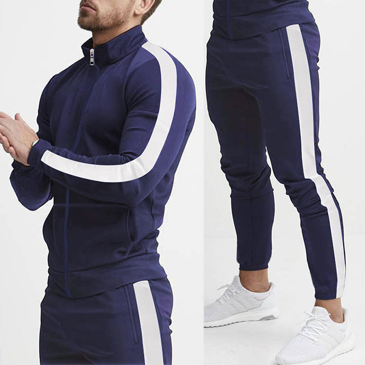 Herren nan et tætsiddende sportsuit med ståkrave, fuld lynlås og smal sportsbuks med sidestribe Skovae