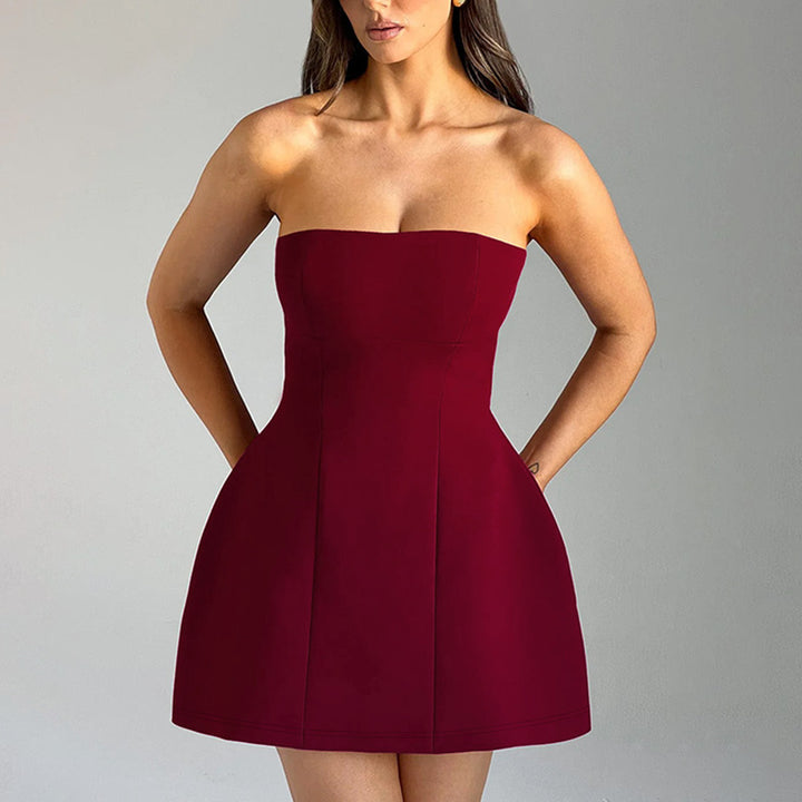 Dame off-shoulder cocktailkjole med elegant snit Skovae