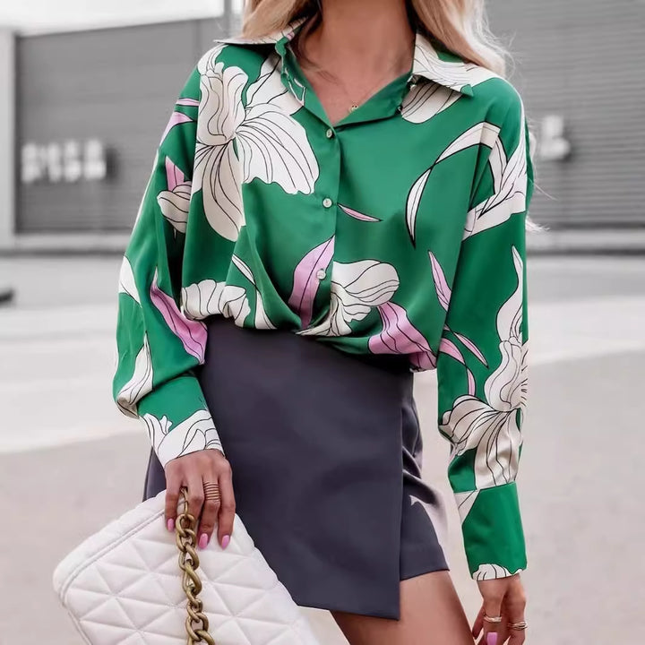 Damebluse med blomstret design og løs pasform Stilla