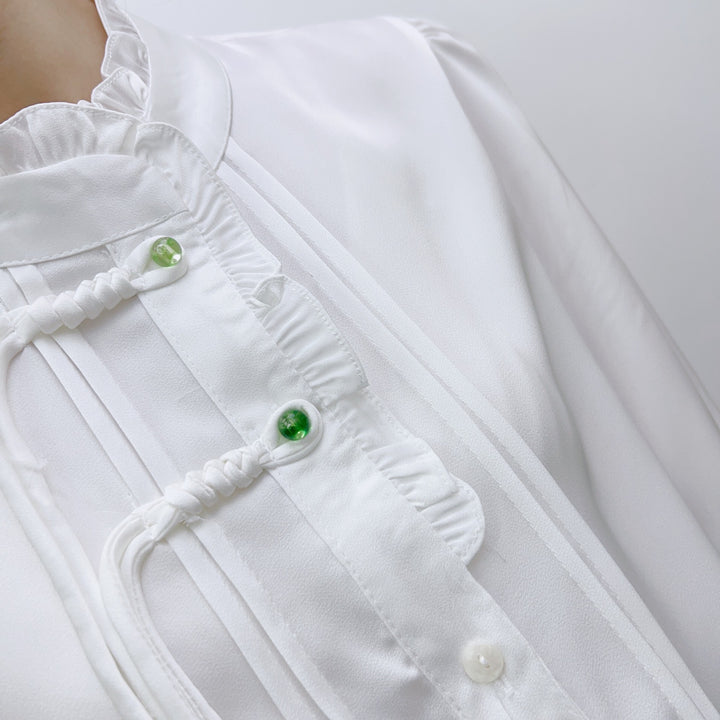 Damebluse med kunstnerisk rynkedesign og elegant knapdetalje Stilla