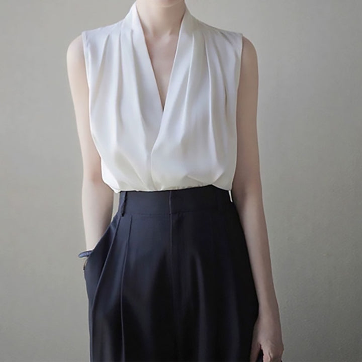 Dame elegant bluse med dyb V-hals og fine folders Stilla