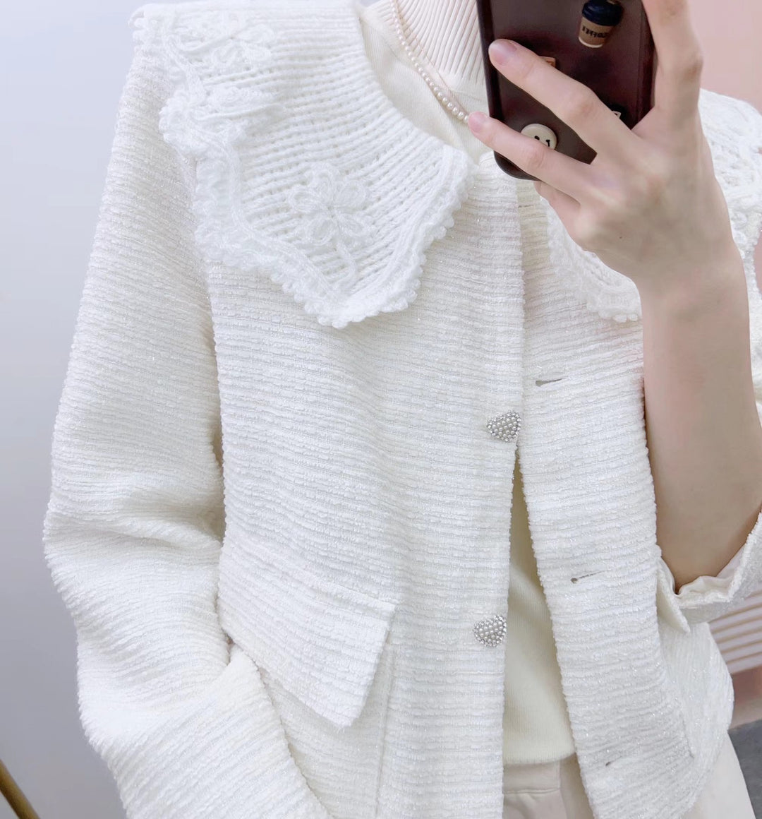Dame Boucle-jakke med elegant spidse krave og dekorative knapper Stilla