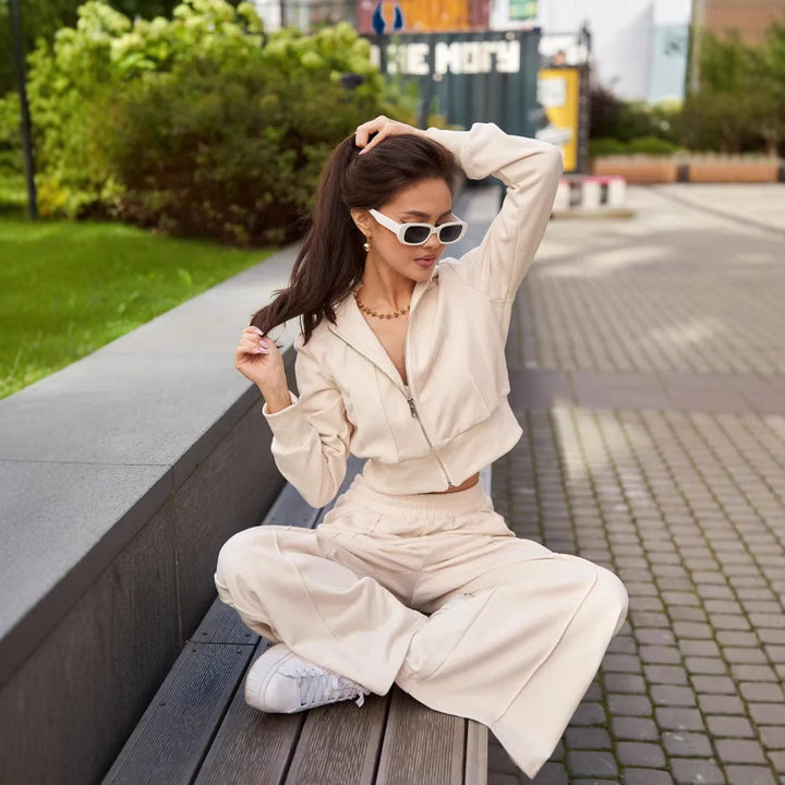 Dame sporty fritids sæt med cropped sweatjakke og komfortable joggers Skovae