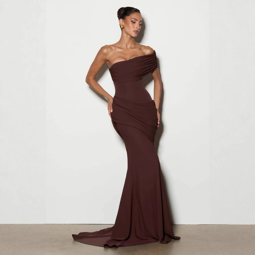 Kvinder Elegant, Off-the-Shoulder Aftenkjole med Sofistikeret Drapering og Flydende Snit