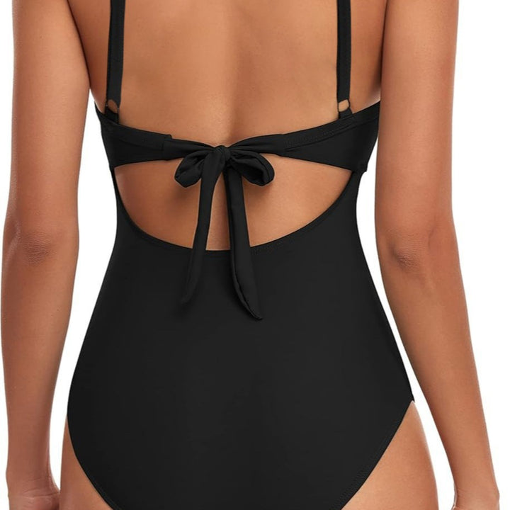 Dame Én-delt Badetøj med elegant Cut-Out-design og feminine Rynkeelementer Stilla