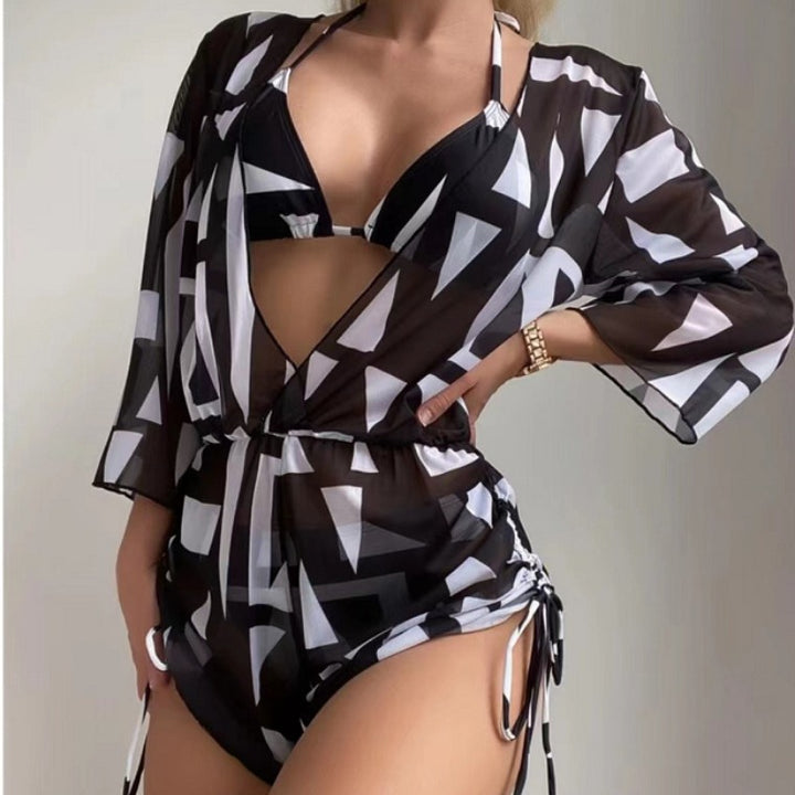 Dame bikini-sæt med stilfuld cover-up og geometrisk design Stilla