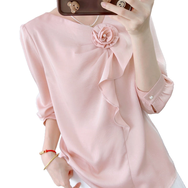 Dame elegant bluse med dekorative flæser og blomsterapplikation Stilla