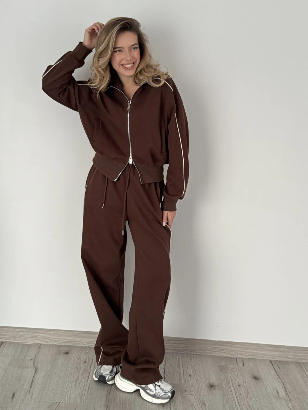 Kvinders sporty loungewear sæt med lynlås og sidelængder Skovae