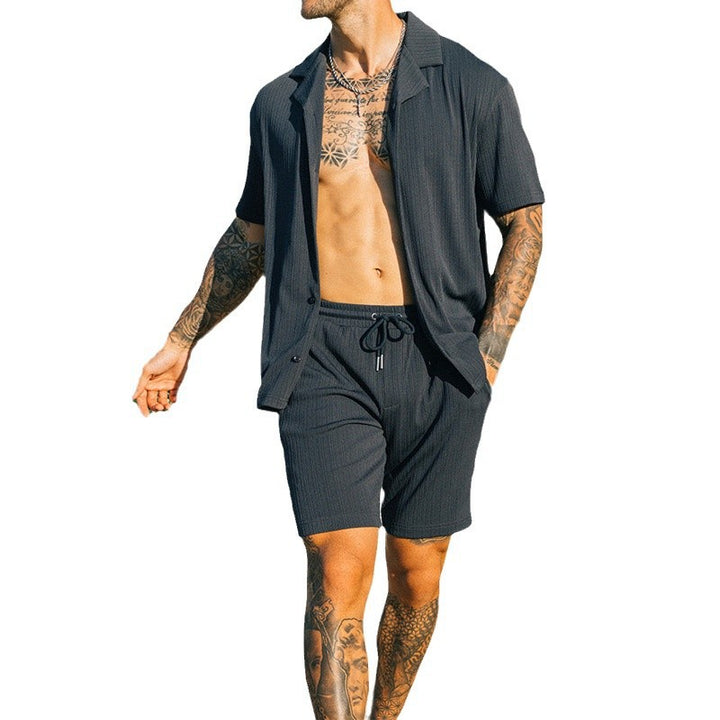 Herre afslappet fritidsoutfit med kortærmet skjorte og shorts Stilla
