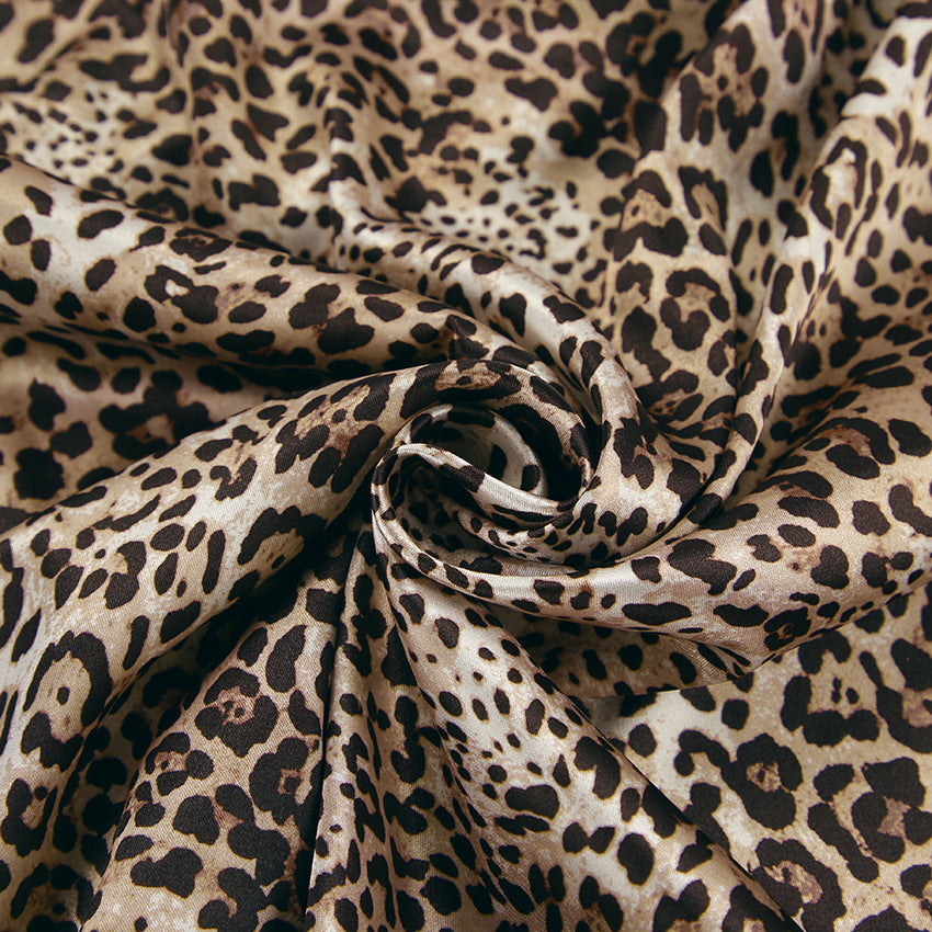 Dame indpakningskjole med voluminøse ærmer og elegant leopardmønster Stilla