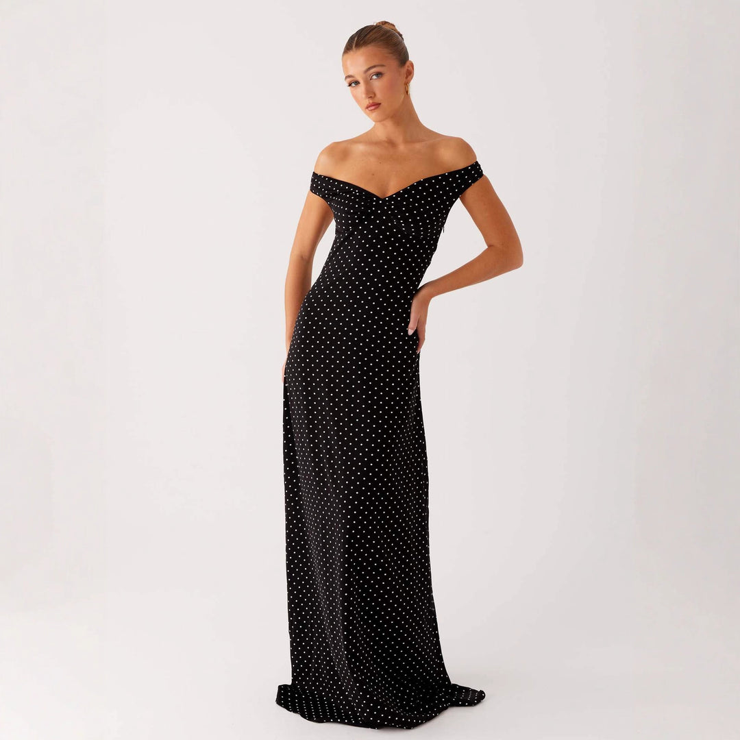 Dame aften kjole med off-shoulder design og elegant prikmønster Skovae
