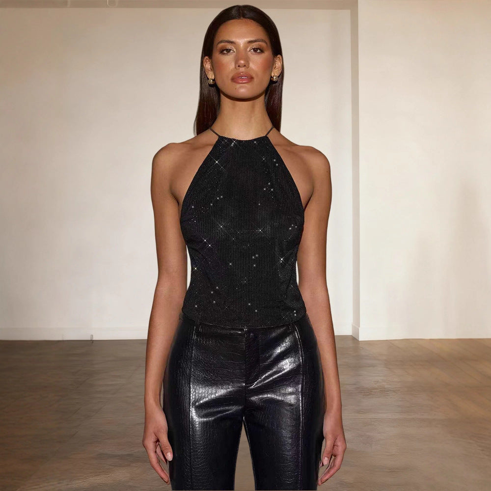 Dame glitrende top med smal halter design og glitter accenter Skovae