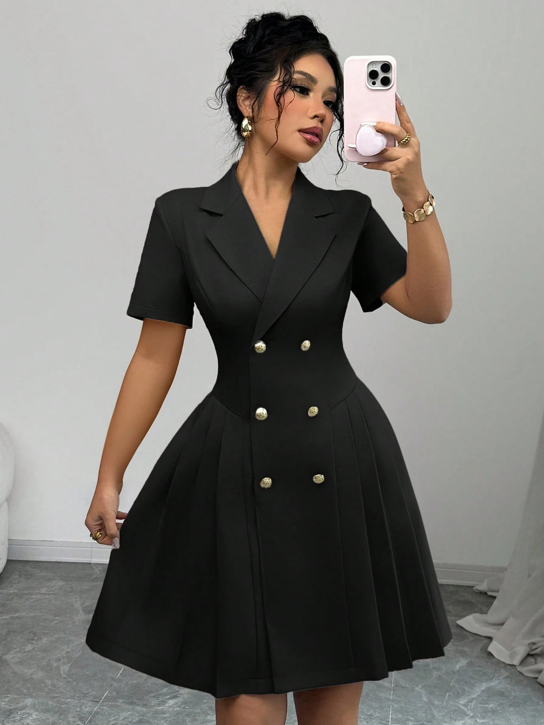 Dame klassisk knapkjole med figursyet snit og plisseret skirt Stilla