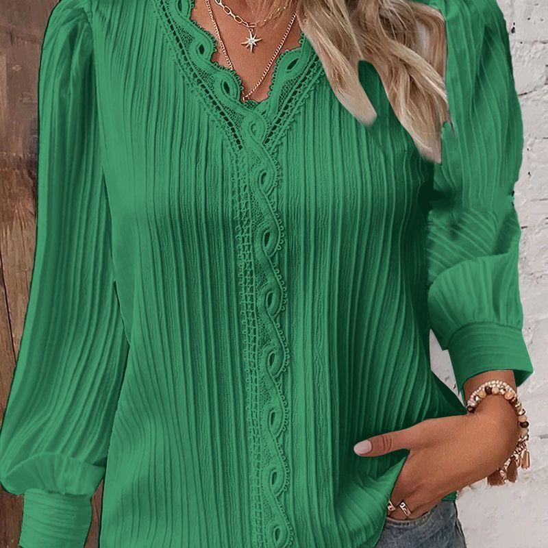 Dame elegant bluse med ruffle detaljer og fine længdestriber Stilla