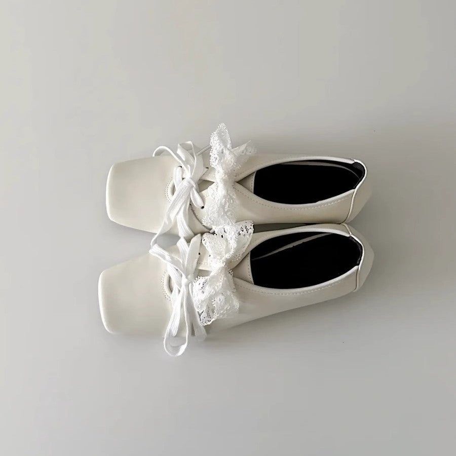 Dame Elegante Balletflade med kvadratisk tåform og snøredetalje Stilla