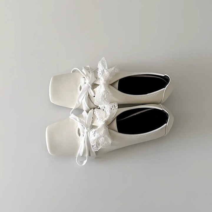 Dame Elegante Balletflade med kvadratisk tåform og snøredetalje Stilla