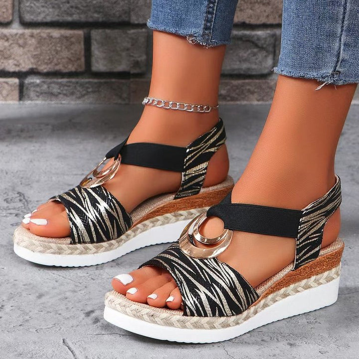 Dame Wedge-sandaler med dekorative metalringe og elastiske remme Stilla
