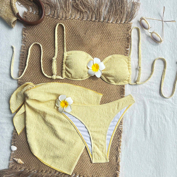 Dame bandeau-bikini med smart flæse og moderne trusse Skovae