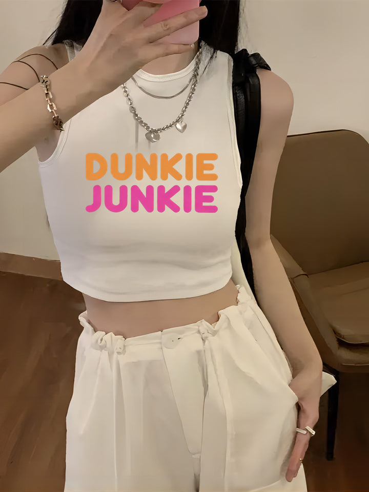 Dame crop-top med iøjnefaldende tekst og tætsiddende snit Skovae