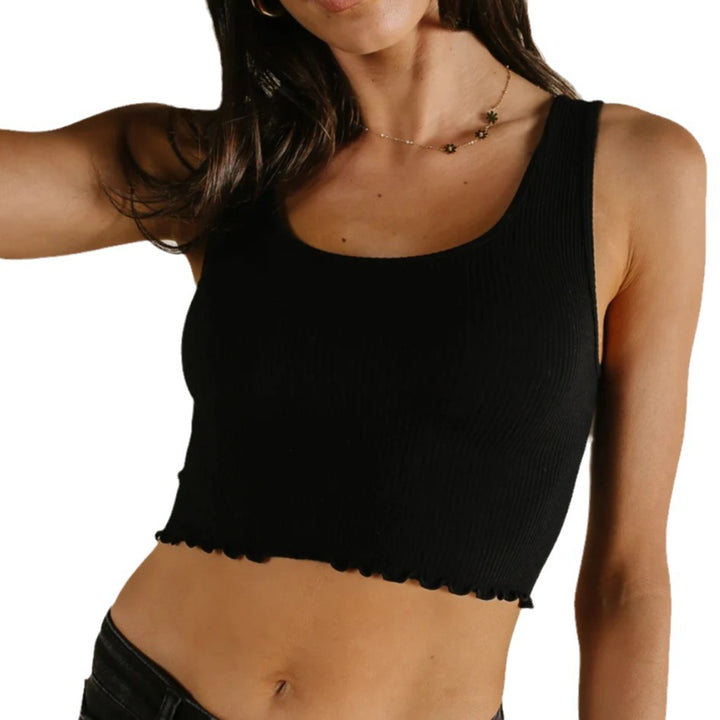 Damer kortskåret rib top med feminine ruffle detaljer Skovae