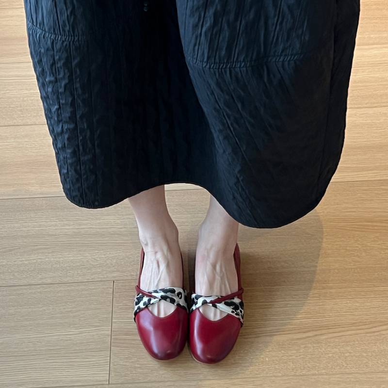 Damer Elegantly Designed Mary Jane Flats med stilfuldt mønstret bånd Stilla