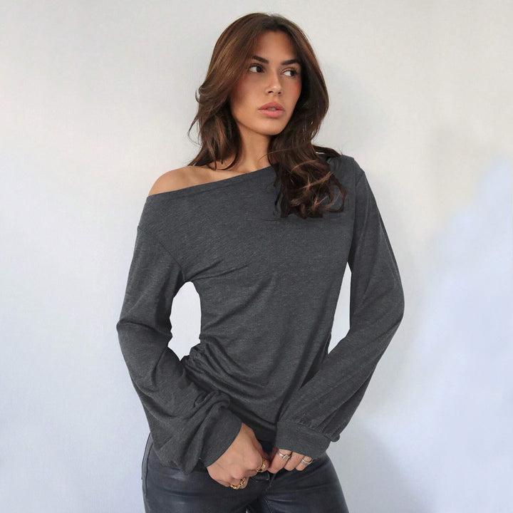 Kvinders afslappede off-shoulder langærmet skjorte med elegante flæsedetaljer Stilla