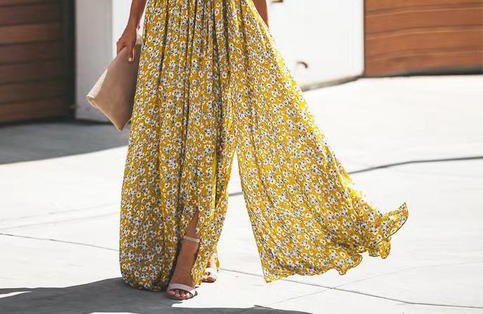 Dame maxikjole med blomstret design og elegante sidelæg Stilla