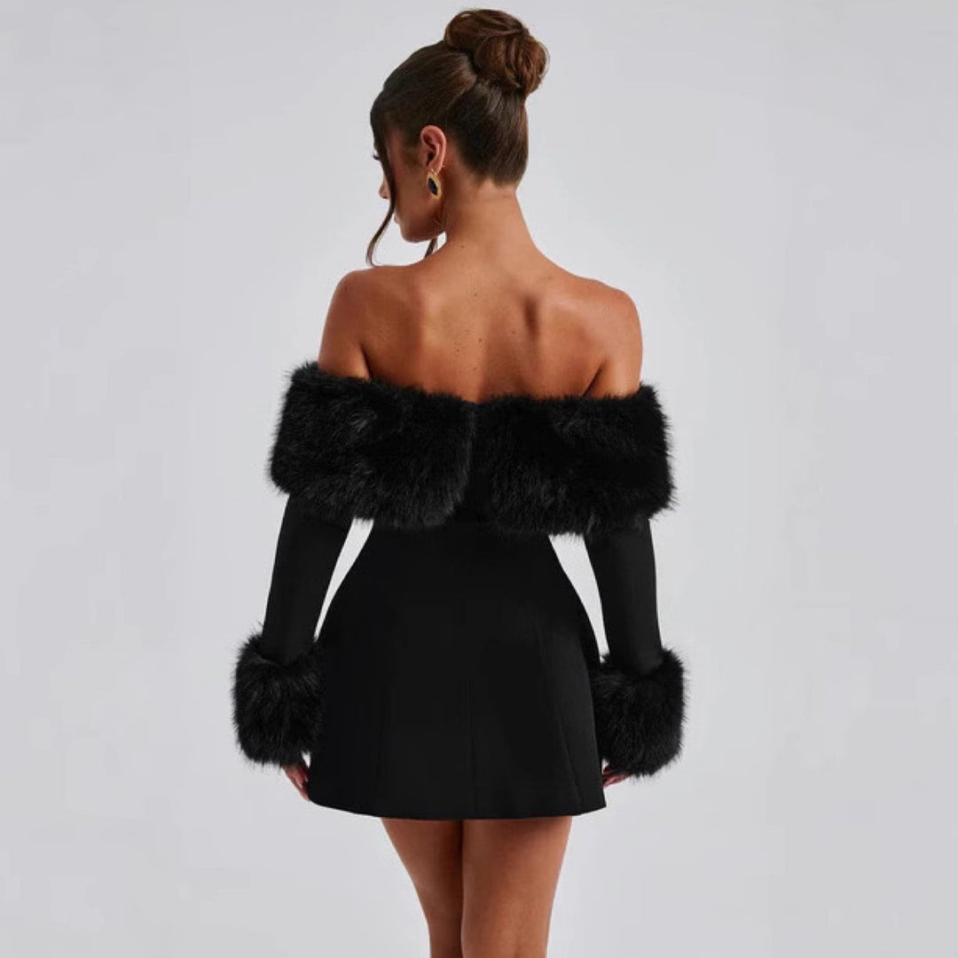 Kvinders mini kjole med elegant off-shoulder design og luksuriøse faux fur accenter