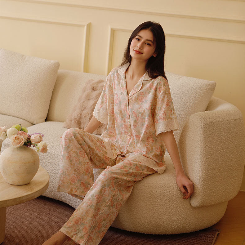 Dame pyjamassæt med delikat blomstermønster og elegant spids Stilla