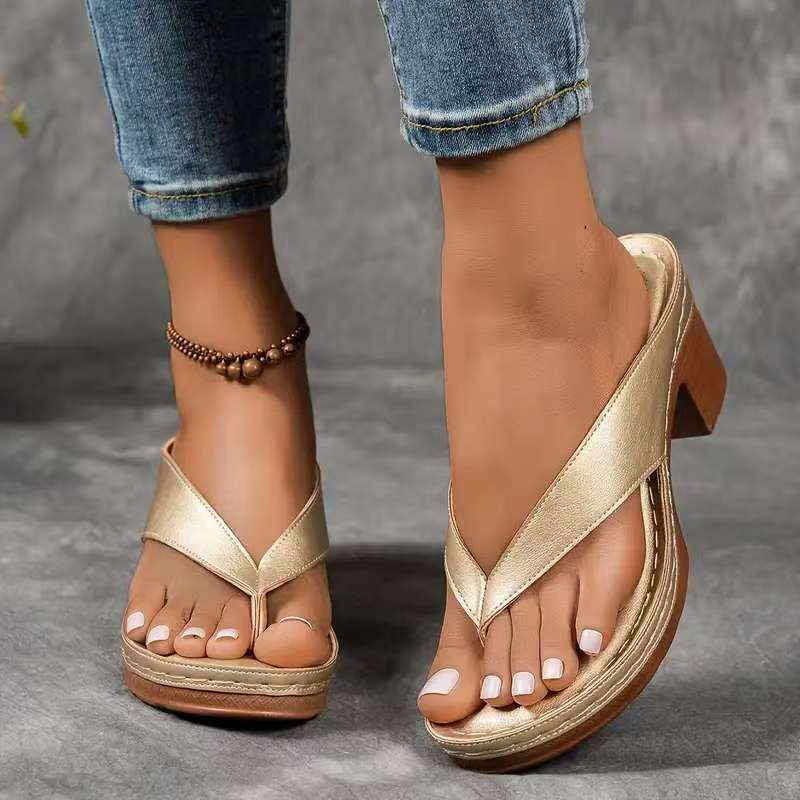 Dame flip-flops med elegant metalrem og komfortabelt fodseng Stilla