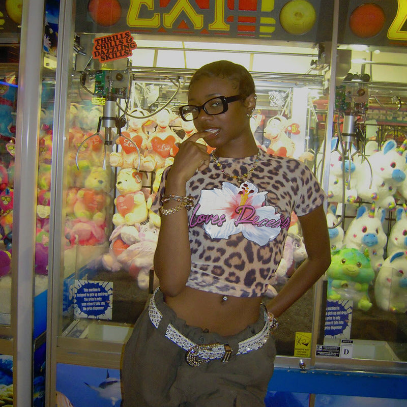 Dame moderigtigt crop-top med blomsterprint og trendy leopardmønster Skovae