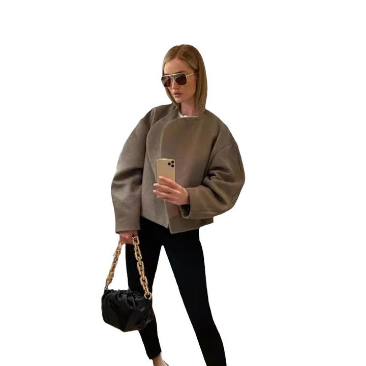 Dame oversized overgangsjakke i minimalistisk design med voluminøse ærmer og struktureret overmateriale Stilla