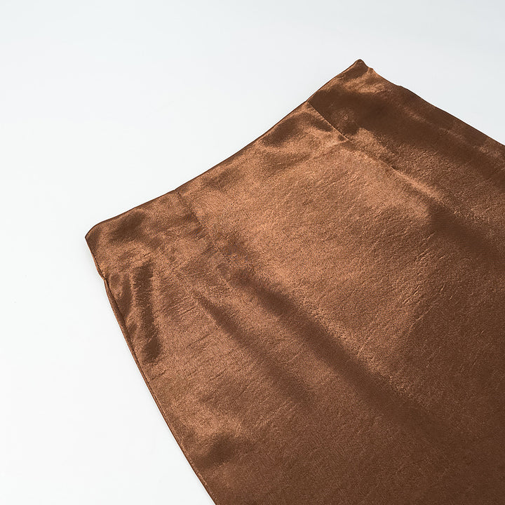 Dame Elegant Blonde Skirt med Luksuriøs Satin Top og Blomster Accenter Stilla