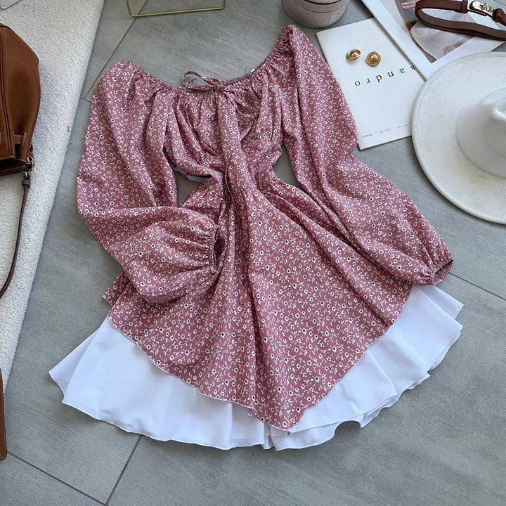 Damebluse med rynket ærme og blomsterdesign Stilla