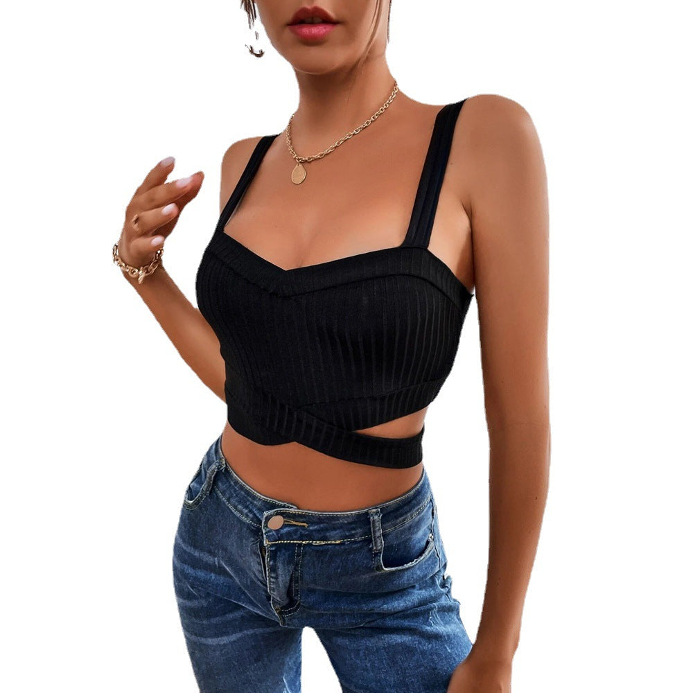 Kvinders tætsiddende crop top med udskæringsdetaljer og moderne ribdesign Stilla