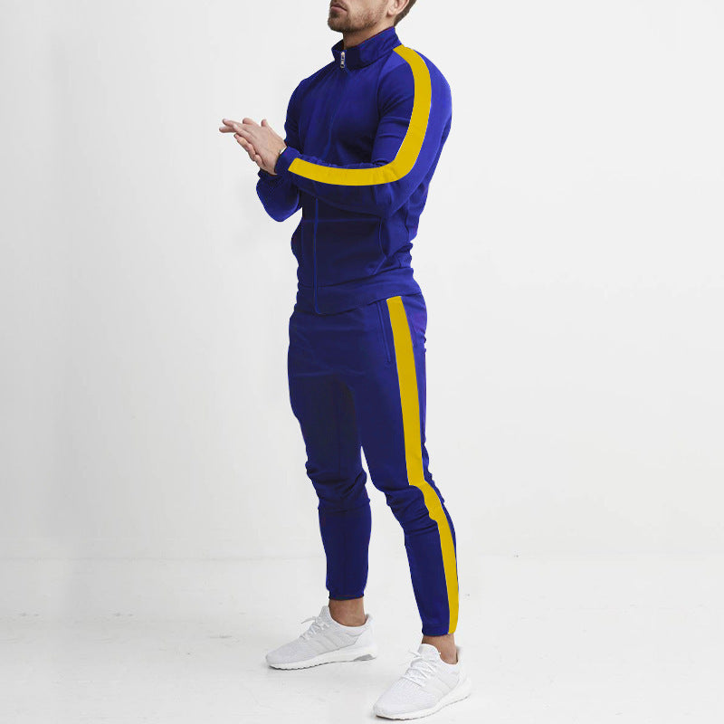 Herren nan et tætsiddende sportsuit med ståkrave, fuld lynlås og smal sportsbuks med sidestribe Skovae