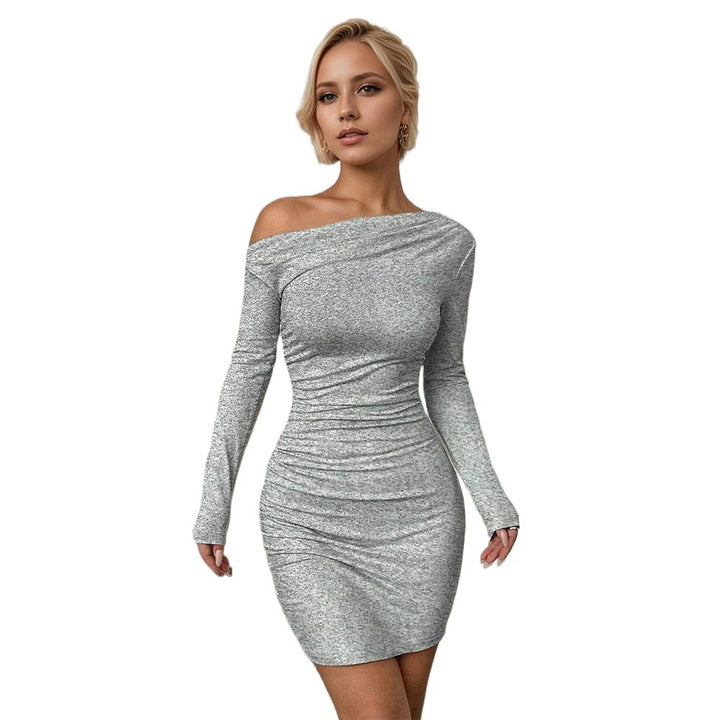 Kvinders tætsiddende mini kjole med off-shoulder design og rynkning Stilla