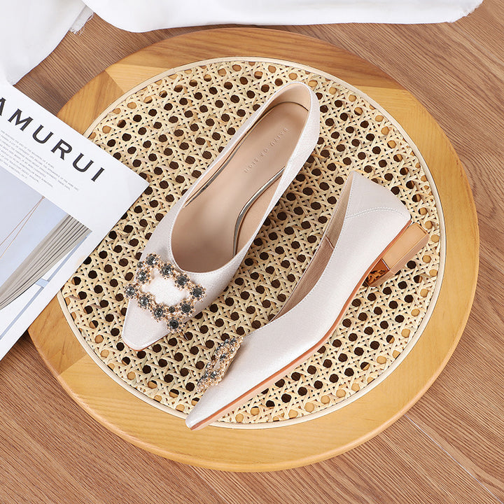 Femme Elegante Spidsesko med dekorativ metallic accent Stilla